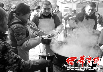 喝碗柴火熬的腊八粥(图)