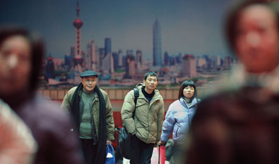 2010年春节后,打工者返回上海.