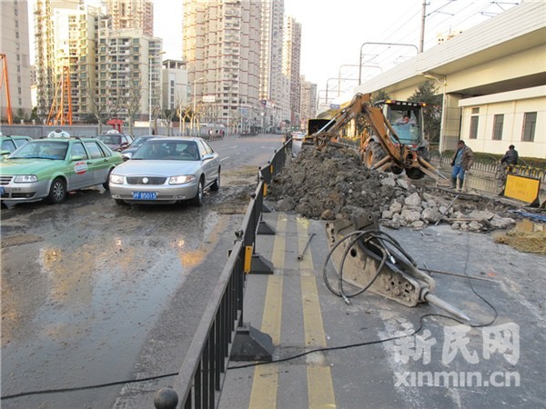 上海宝山路地下水管爆裂 近百米路水漫金山(图)