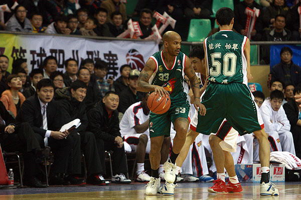 组图:马布里单挑ncaa4双男 广东新外援眼神挑衅