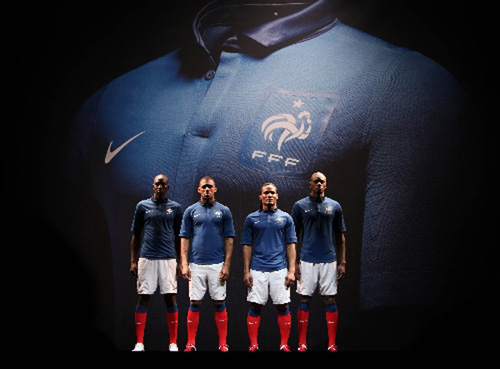 图文:耐克展示法国新球衣 国家队队员秀球衣