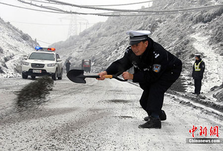 中国南方持续低温雨雪冰冻天气 贵州大客车停