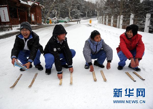 媒体新闻滚动_搜狐资讯    1月19日,几名青少年在利用自制的"竹片滑雪