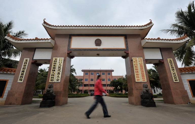 村民向镇政府赠送村民心中最不作为奖锦旗,镇政府接受了这面锦旗并挂在办公室的墙上。此事经网友披露,受到网民广泛关注:这算不算恶搞?村民为何送另类锦旗?镇政府为何接受另类锦旗? 带着疑问,新华社中国网事记者1月17日前往海南省文昌市东郊镇调查此事。 目前,文昌市委、市政府已组织两个专门工作组进驻东郊镇,一是对村民和网上反映的问题进行调查;二是进村入户,向农民宣讲土地政策和法律。