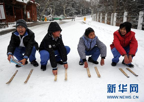 1月19日,几名青少年准备用竹板滑雪.