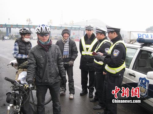 (李凌 陈玉升 冯进富)记者21日从京港澳高速公路广东韶关交警大队获悉