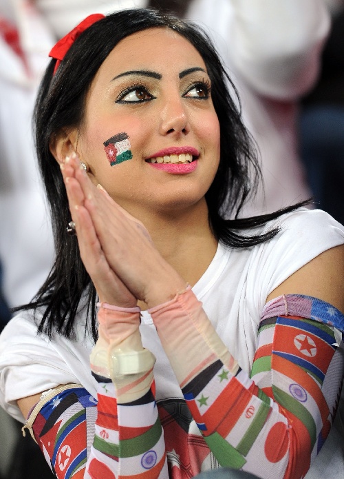 图文:亚洲杯球迷助威 美女面绘国旗
