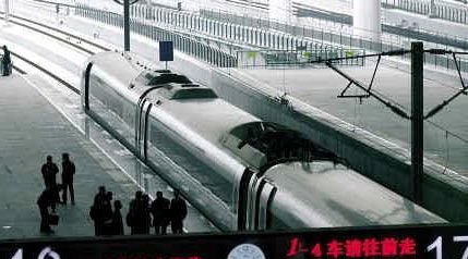 武广高铁电网故障致列车出现火花 旅客全部疏
