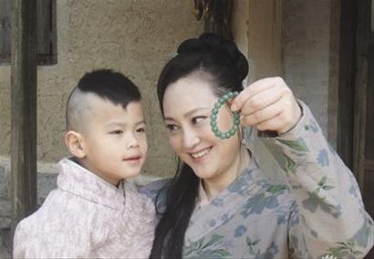 图文:宋佳3岁儿子首次曝光 母子合作拍新片