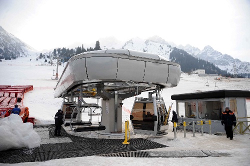 (体育(4)通往阿拉木图亚冬会希姆布拉克高山滑雪场缆车投入使用