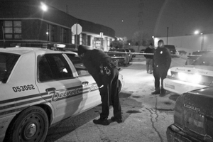 美国底特律一枪手袭警局 在超市门口向警察开