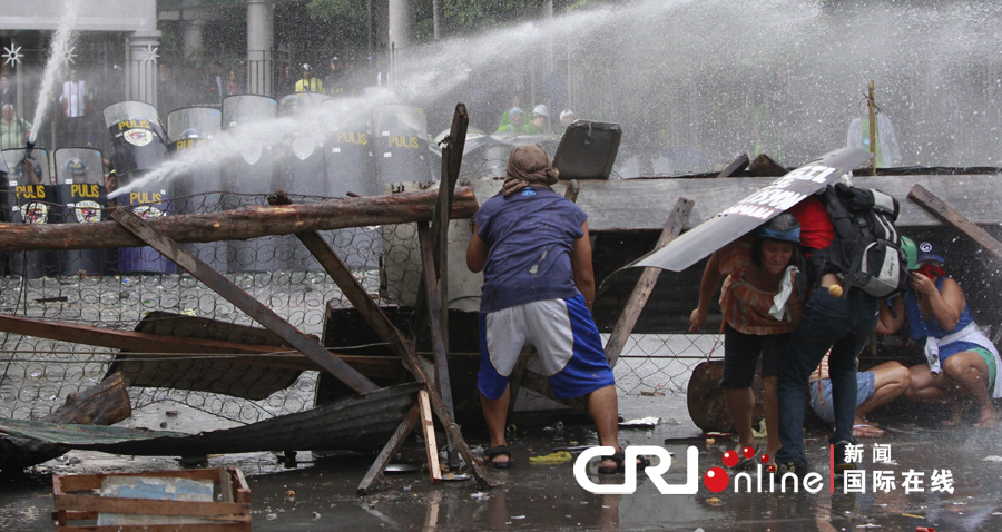 菲律宾民众抗拒政府强拆 发生冲突40人受伤(图