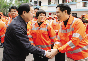 南宁市市长黄方方来到市环卫站慰问环卫工人.本报记者 冯革里摄