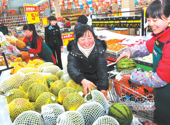 皋兰县城超市新上架的商品琳琅满目(图)图片