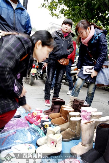 雪地靴今冬 走俏 邕城 医生:雪地靴保暖不宜长穿