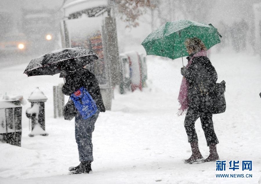 1月26日,在纽约曼哈顿,行人在雪中行走.