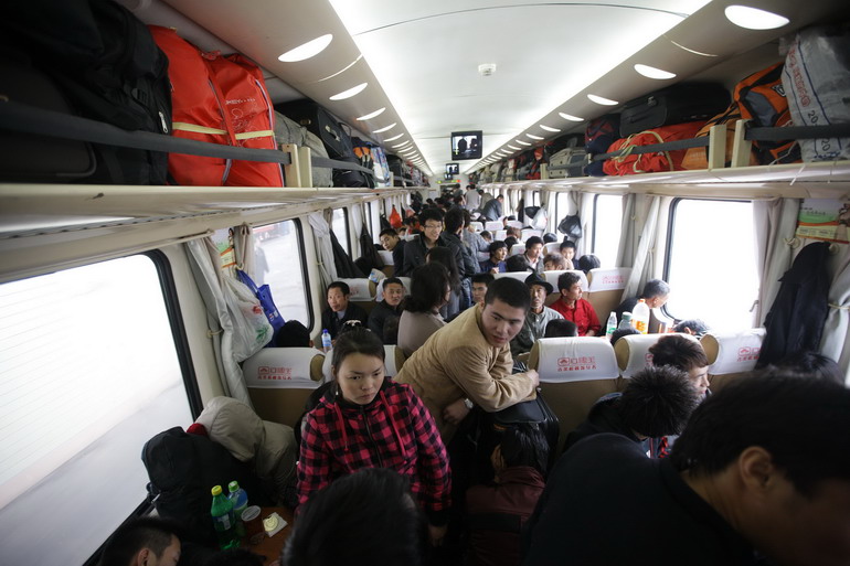 春运:随t202次列车远行(组图)