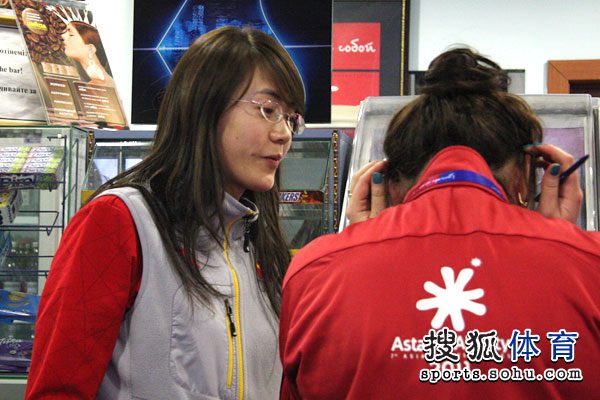 图文:中国速滑队抵达哈萨克斯坦 王北星跟志愿者交涉-搜狐体育