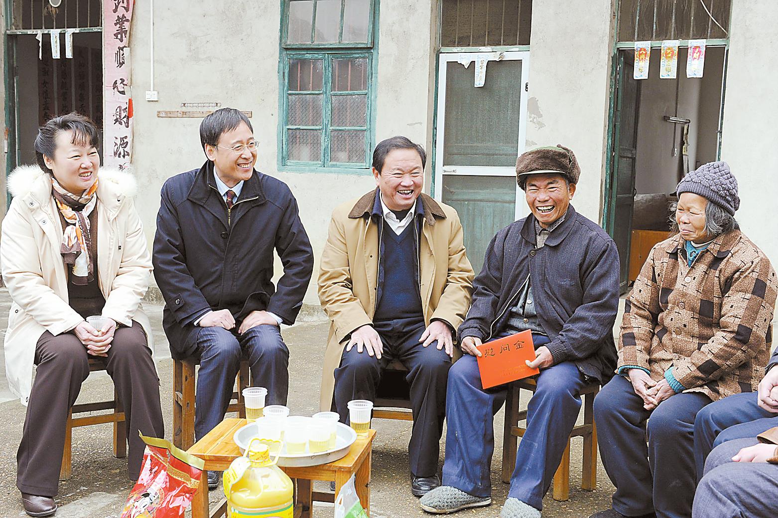 车荣福慰问横州镇曹村大路屯困难党员蒙金新. 本报记者陈卓凡