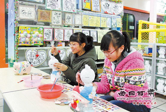 兰州:石膏画体验厅吸引了众多孩子积极参与(图