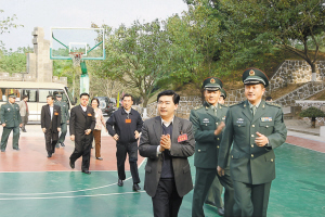 27日,王荣率团慰问解放军驻深某部. 深圳特区报记者 许业周 摄