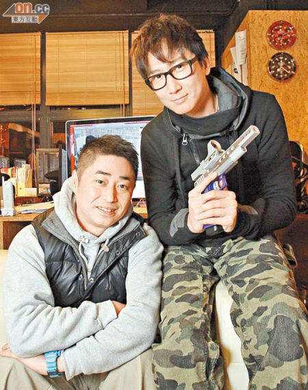洪天明（右）与枪械专家阿翔谈及玩枪滔滔不绝