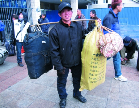 选根棒棒带去打工 挑着人的爱心回来过年