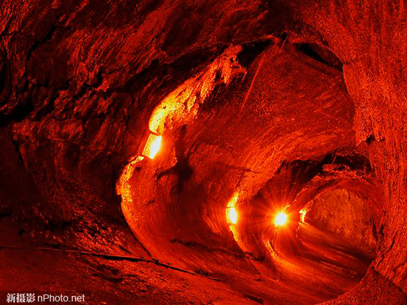 电灯照亮夏威夷火山国家公园的瑟斯顿熔岩管.