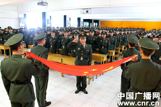 武警厦门支队为三百余名新兵授衔 大多数是90后(组图)