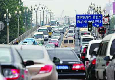自开通以来，长江隧道经常“吃不饱”，而长江大桥却经常拥堵，形成强烈对比。  资料图片