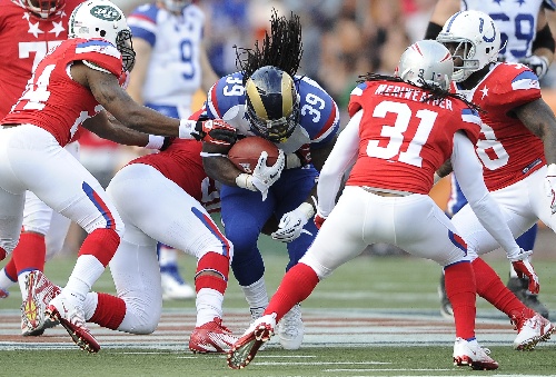 图文:nfl"职业碗"全明星赛 彼得森强行突破
