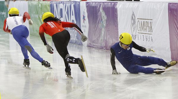 图文:亚冬会短道男子500米 金炳俊摔出赛道