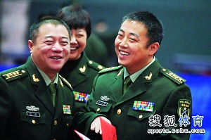 刘国梁(右)和王涛(左)一样,如今也是大校军衔了.