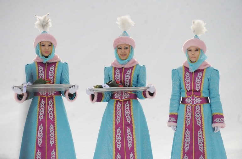 上哈萨克族礼仪小姐身着民族服装,以此向人们展示哈萨克族的传统文化