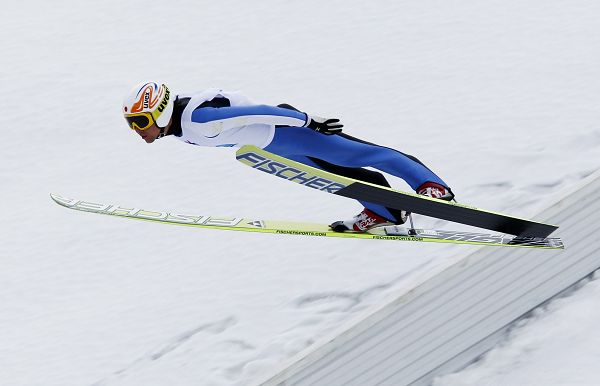 图文:亚冬会跳台滑雪男子团体赛 选手空中飞行
