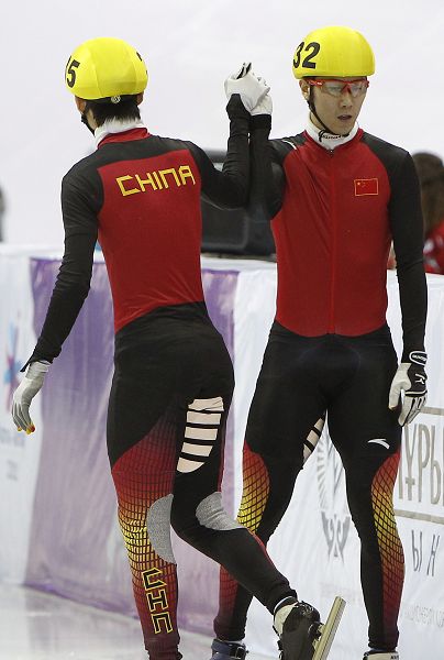 图文:亚冬会短道男子1000米 韩佳良祝贺宋伟龙