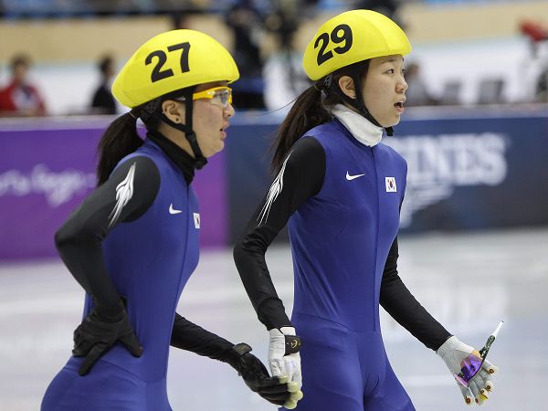 图文:亚冬会短道女子1000米 赵海丽与朴升智