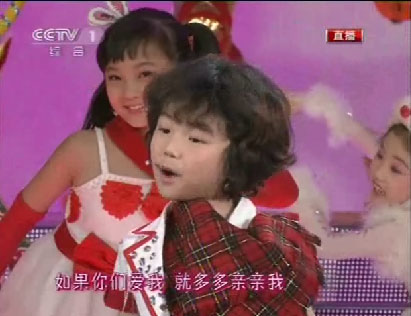 图:2011央视春晚 儿童歌舞《爱我你就抱抱我》