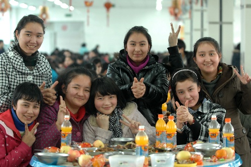 (新春走基层)(1)新疆:内初班的孩子喜迎新年
