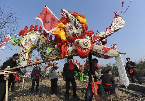 图文:安徽芜湖"板凳龙"闹新春