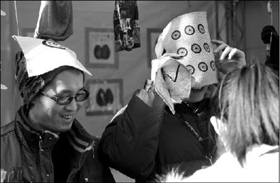 电影《让子弹飞》中的麻匪面具成了庙会的热销商品. 本报记者 王俭 摄