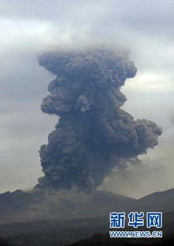 2月5日,日本雾岛山新燃岳火山喷出浓烟.新华社/法新