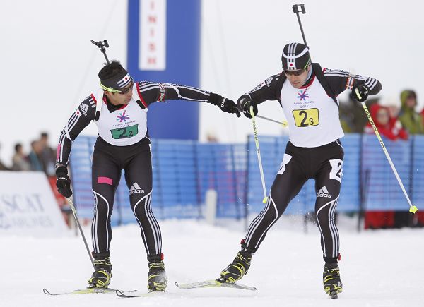 图文:亚冬会冬季两项男子接力 日选手完成接力