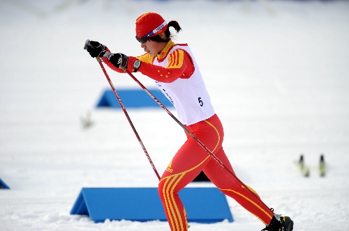 图文:越野滑雪女子15公里 李馨在比赛中