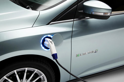 全新福特福克斯电动车是福特首款零油耗、可充电式的乘用车型