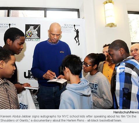 贾巴尔将篮球纪录片带给黑人住宅区的孩子们