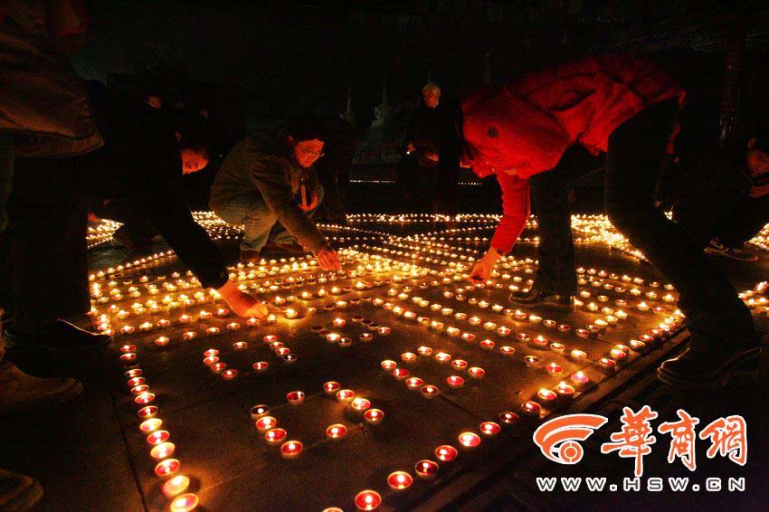 西安广仁寺举行祈福灯会 市民点燃万盏酥油灯祈福(组图)