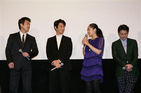 左起:唐泽寿明,竹内野丰,井上真央,山田孝之