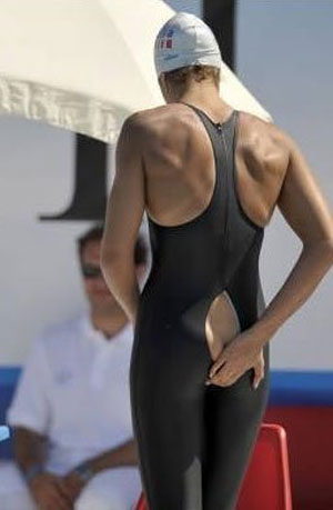 游泳女选手泳衣爆裂十分尴尬