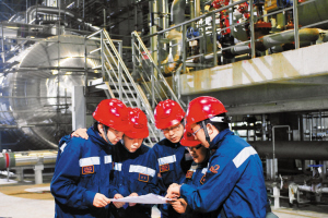 中广核工程有限公司员工在岭澳核电站二期施工现场.